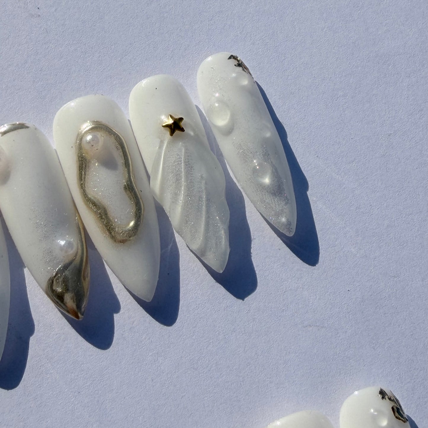 Luxury White Gold Sculpted Press-On Nails – 3D Pearl Shell Design for Elegant Goddess Look