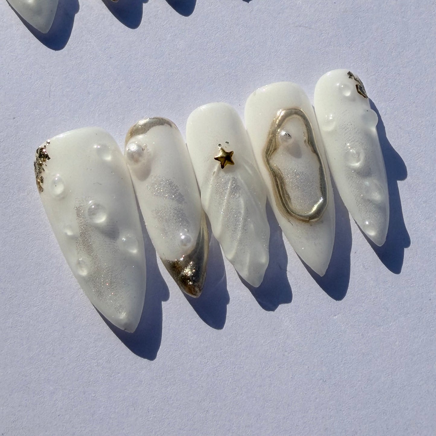 Luxury White Gold Sculpted Press-On Nails – 3D Pearl Shell Design for Elegant Goddess Look