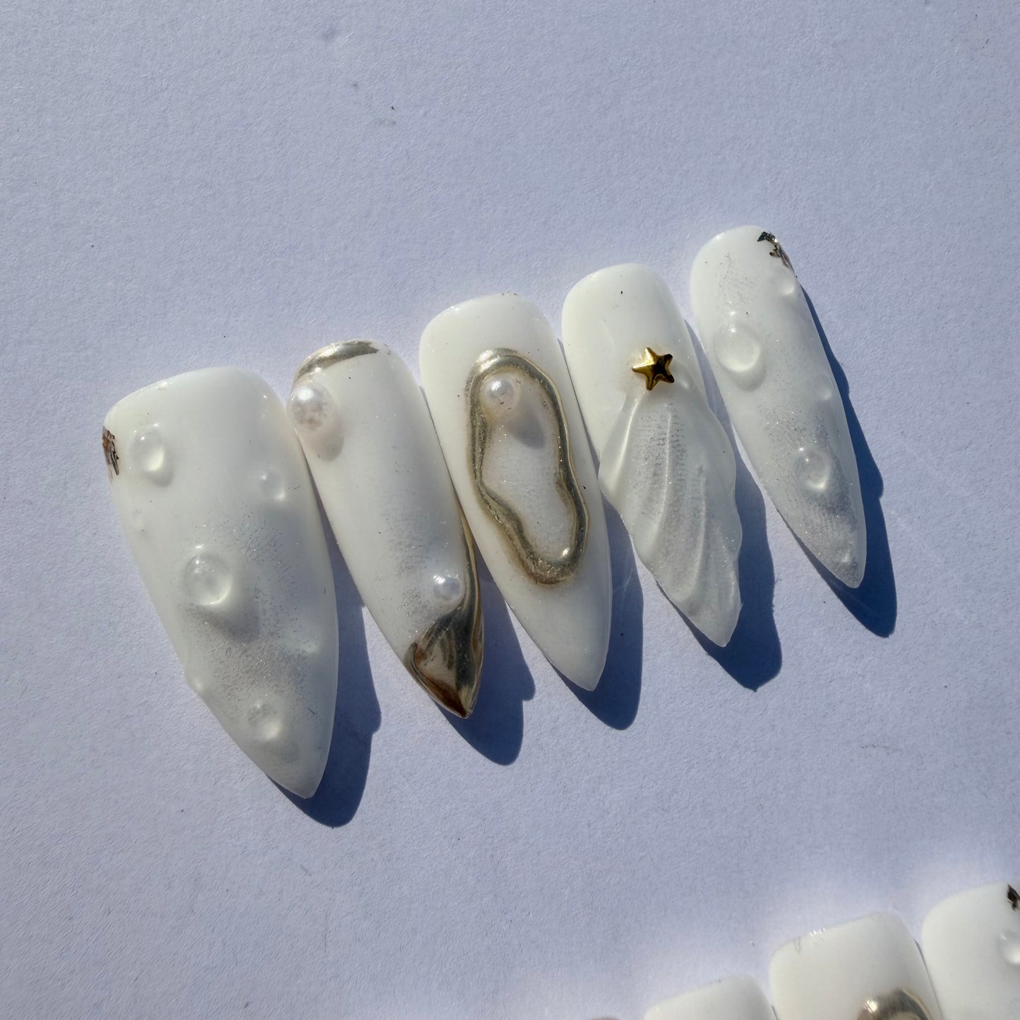 Luxury White Gold Sculpted Press-On Nails – 3D Pearl Shell Design for Elegant Goddess Look