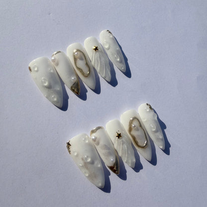 Luxury White Gold Sculpted Press-On Nails – 3D Pearl Shell Design for Elegant Goddess Look